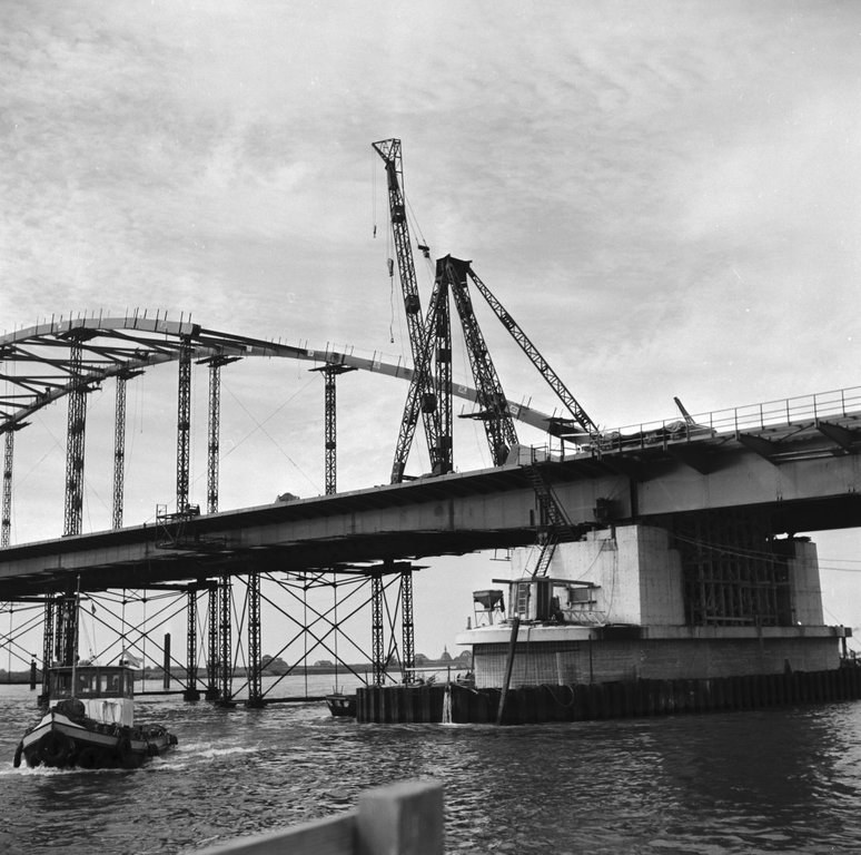 De Merwedebrug te Gorinchem in aanbouw omstreeks 1960
