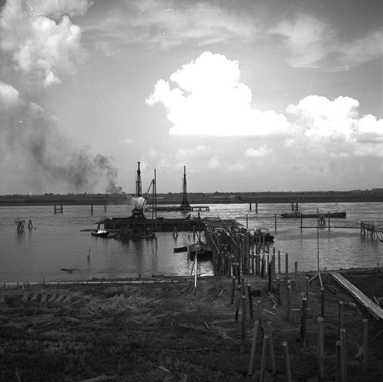 17 sept 1958: het prille begin van de Merwedebrug te Gorinchem