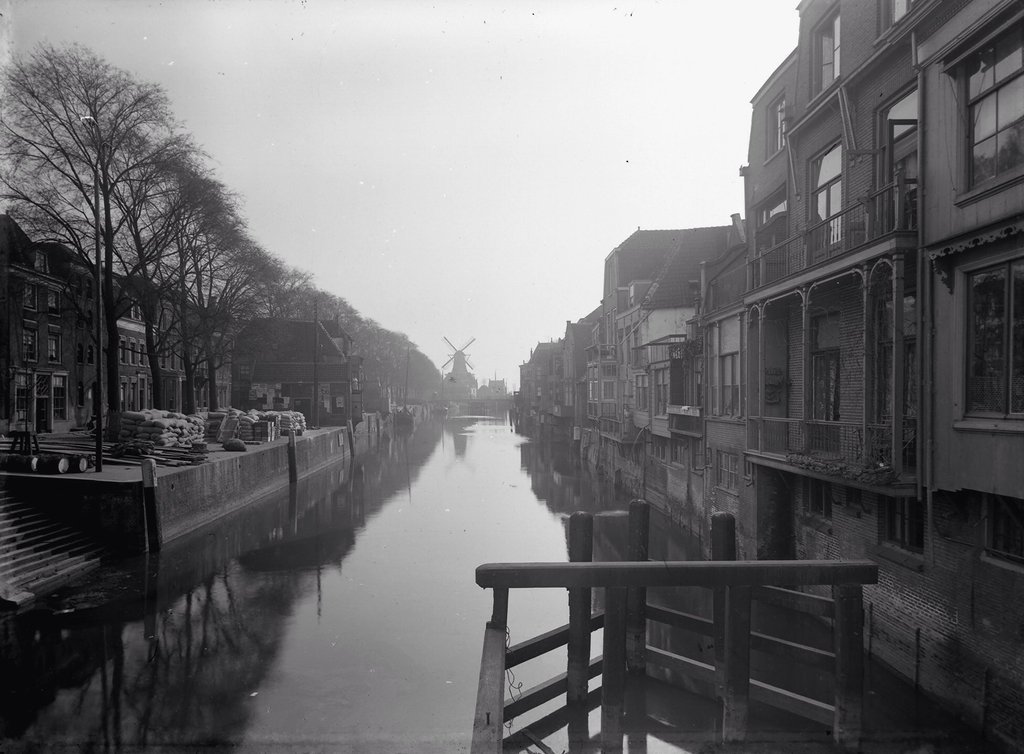 De Linge in Gorinchem in 1914 met links de Appeldijk. Achteraan staat molen De Eendracht, afgebroken in 1916