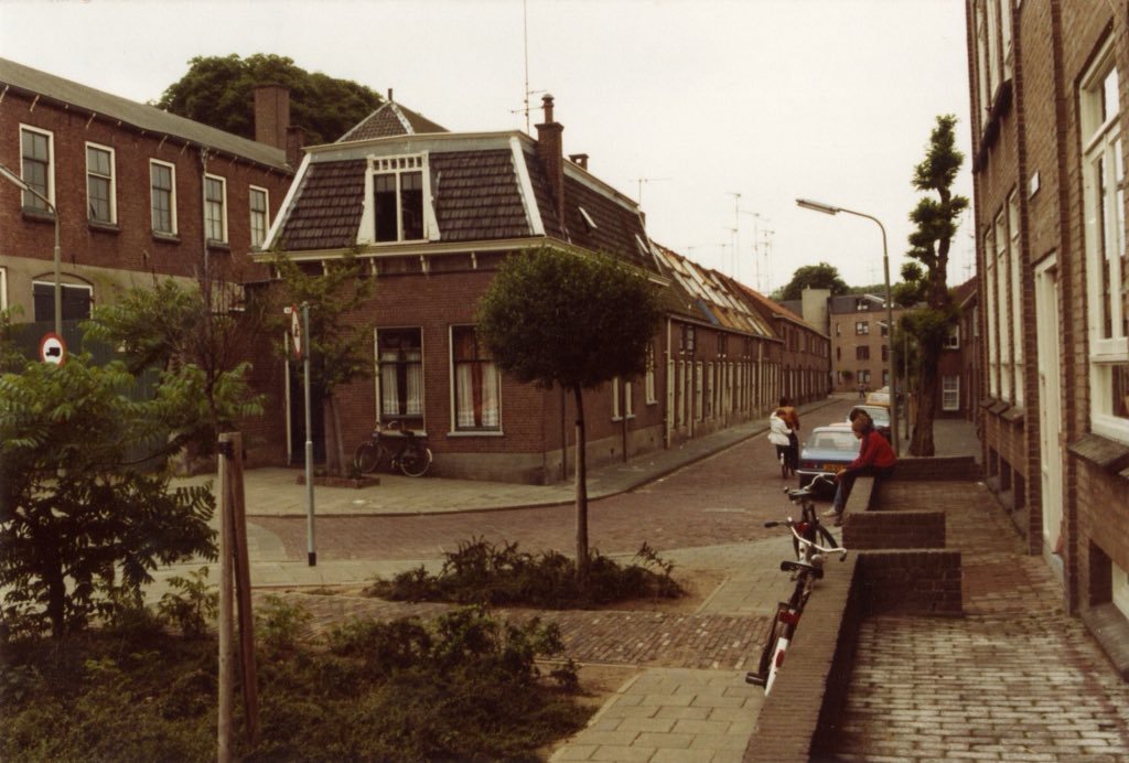 De Bagijnenwalstraat en links de Katerstraat in 1982