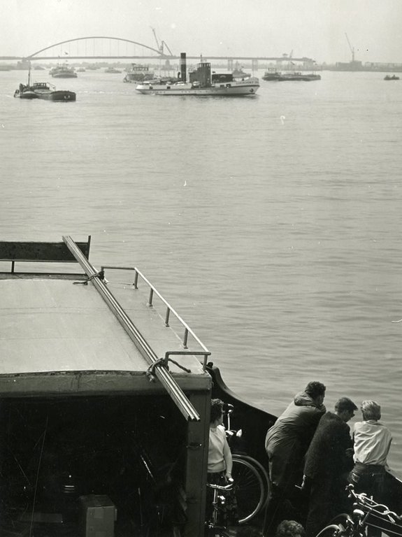 De Merwedebrug is in 1960 bijna klaar zien de passagiers van de toen nog drukke veerpont