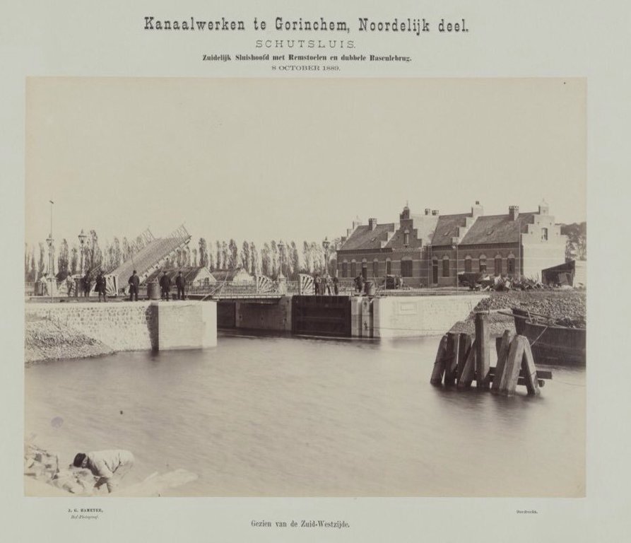 Aanleg van de sluizen in Gorinchem om het Merwedekanaal met de Merwede te verbinden in 1889