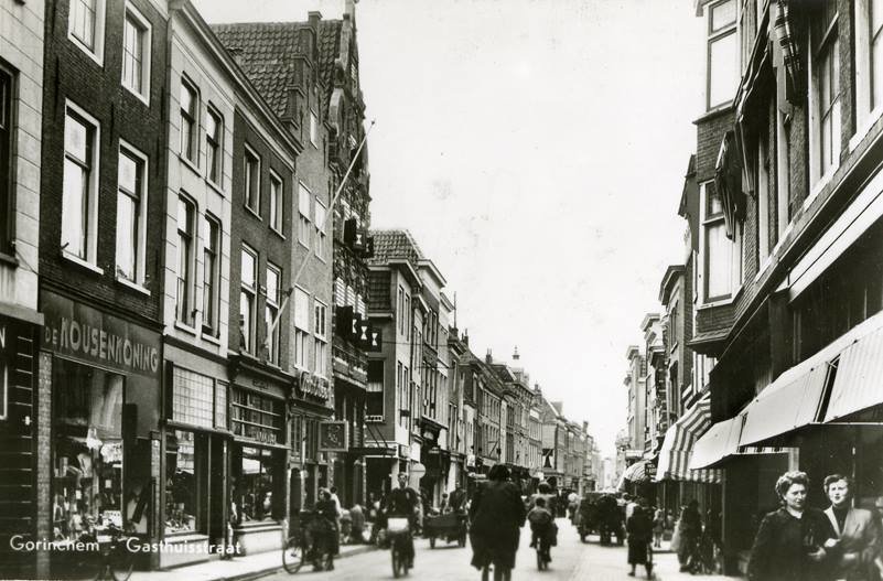 Gorinchem. De Gasthuisstraat omstreeks 1946