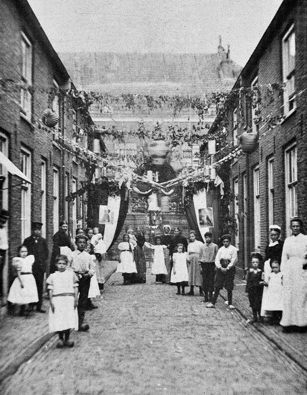 Gorinchem. De Keizerdwarsstraat in 1909 bij festiviteiten rond de geboorte van Prinses Juliana