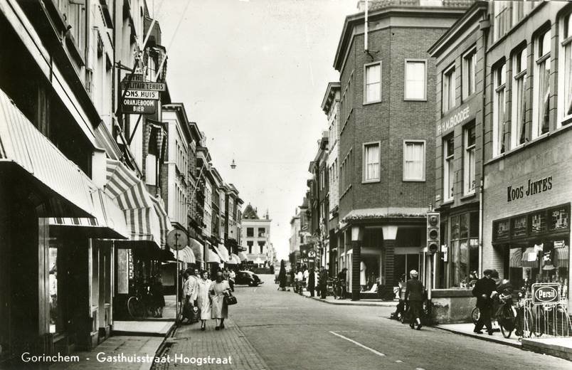 Gorinchem. De Gasthuisstraat met in het verlengde de Hoogstraat omstreeks 1959
