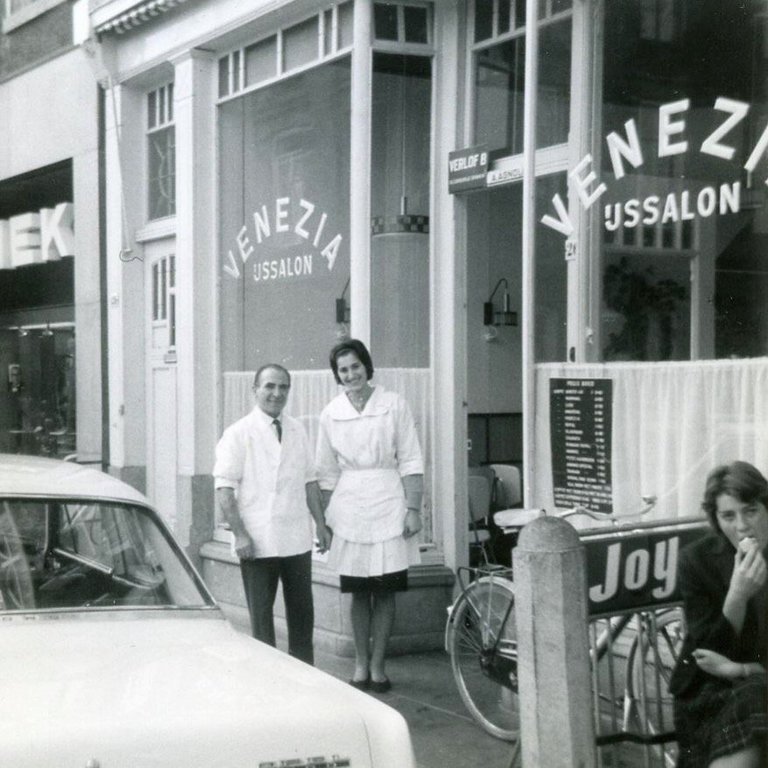 IJssalon Venezia aan de Grote Markt in 1964