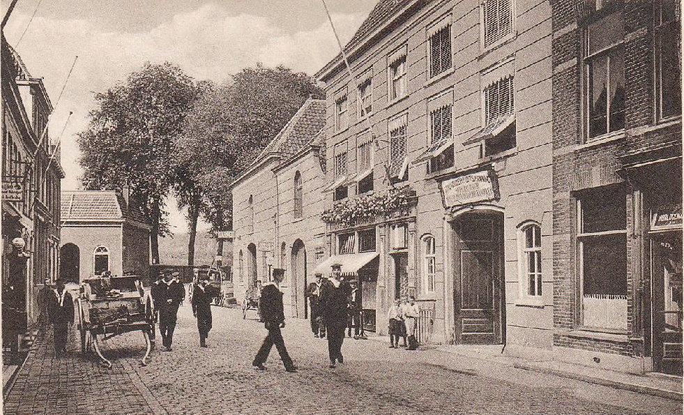 De Westwagenstraat in Gorinchem in 1912 bij de Kanselpoort