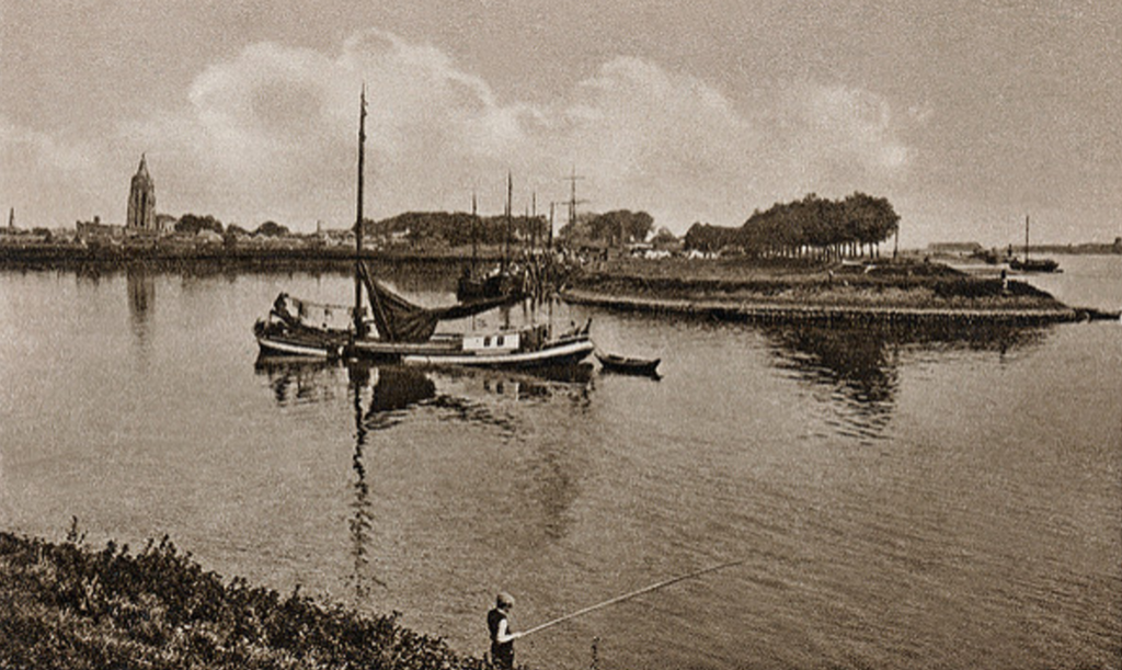 De Voorhaven van Gorinchem omstreeks 1922