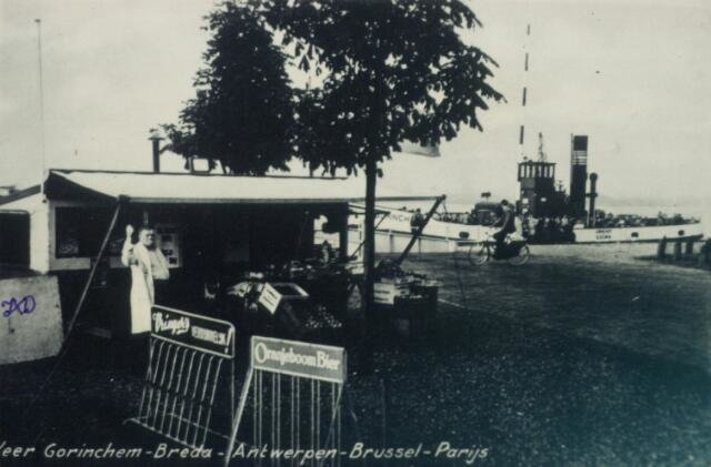 Ansichtkaart uit 1955 van het veer over de Merwede bij Sleeuwijk naar Gorinchem ( aan de Gorinchemse kant). Op de voorgrond de fruitstal van Jan Romijn.