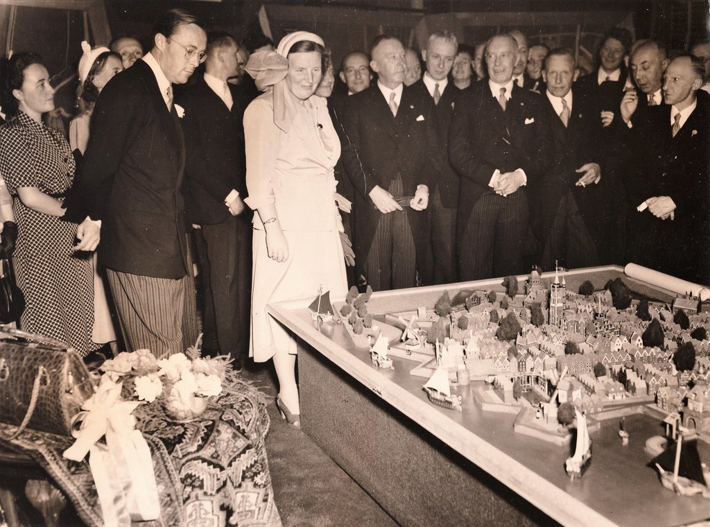 Koningin Juliana en Prins Bernhard ontvangen in juli 1951 een maquette van de stad Gorinchem