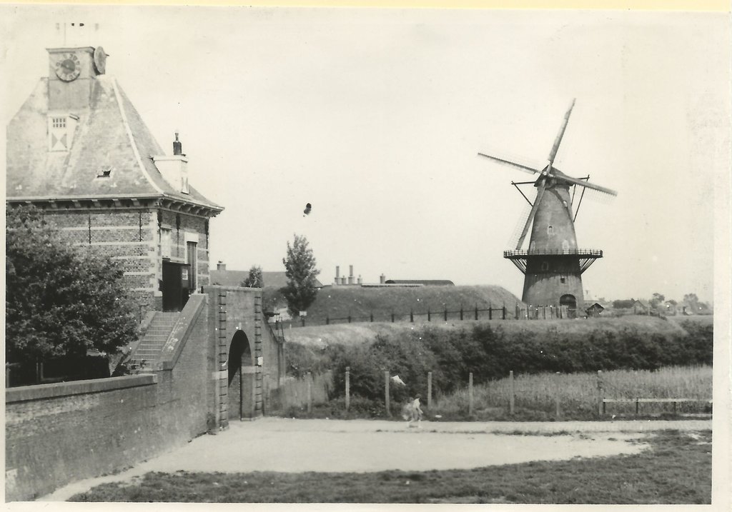 Dalempoort met op achtergrond molen