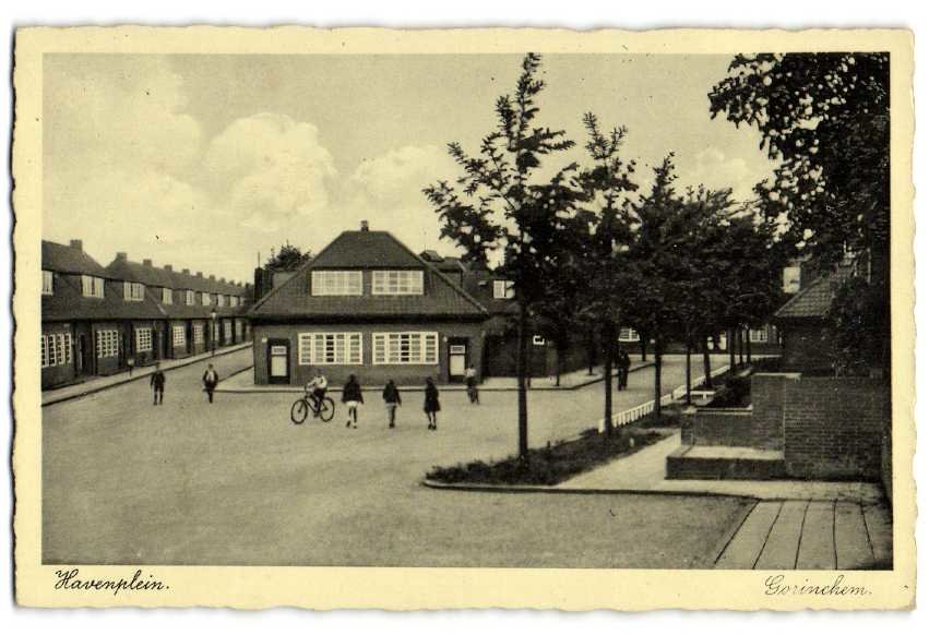Havenplein jaren 30 - Klik op de foto om ook de rest van de oude foto's te bekijken.