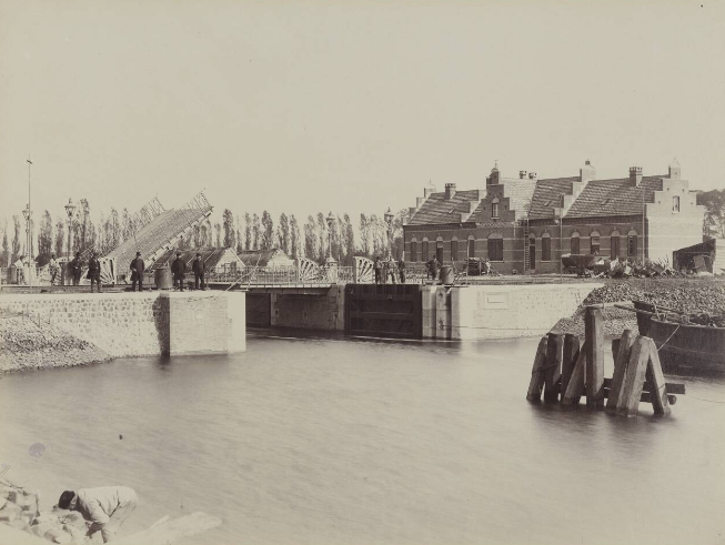 Zuidelijk sluishoofd met remstoelen en dubbele basculebrug in 1889