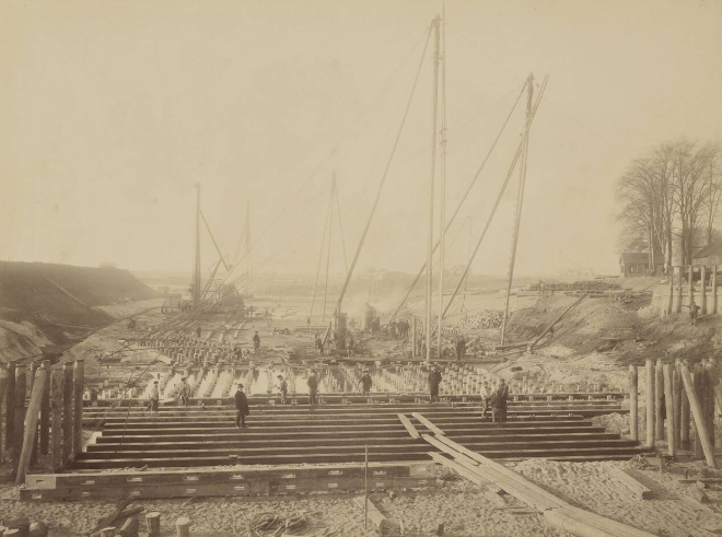 Funderingsput, met de in aanbouw zijnde fundering van het binnensluishoofd. 1890