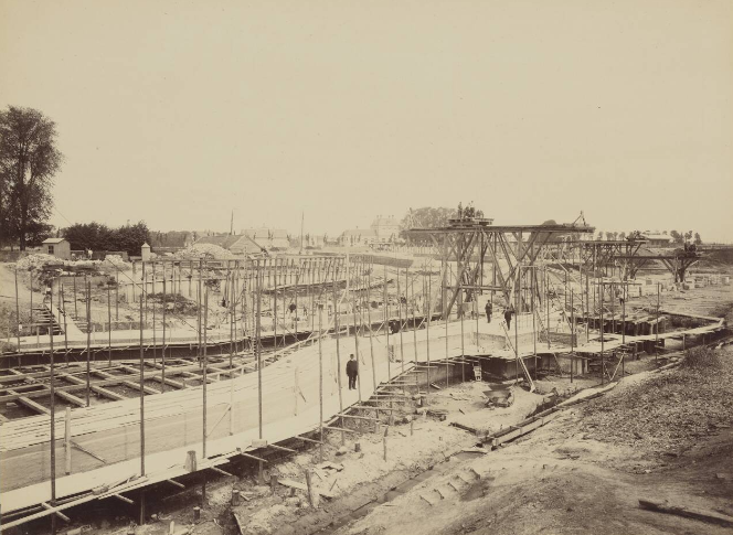 Binnensluishoofd, in aanbouw zijnde fundering. Gezichtspunt ten zuiden van het binnensluishoofd, boven de oude vestingwal 1890