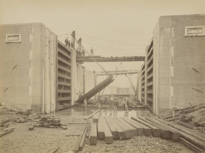Merwedesluis 1891 - Het buitensluishoofd is geheel opgemetseld. De stormdeuren zijn ingehangen. Een rivierwaterkerende deur (noordwestzijde) wordt ingehangen.