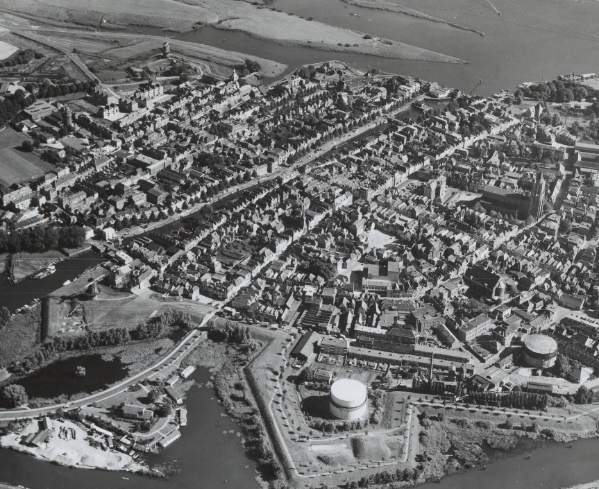 Luchtopname Gorinchem 1962. De oude binnenstad met de St. Janskerk, het stadhuis en de nieuwe stadsgehoorzaal