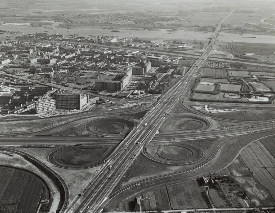 Luchtfoto Gorinchem bij het Klaverblad Gorinchem met verkeersbrug Merwede in 1977