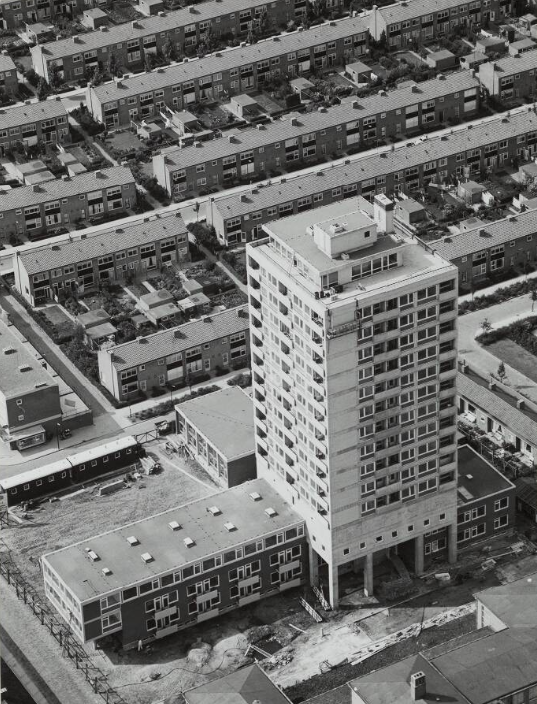 Luchtfoto Gorinchem bij de Haarwijk Torenflat in 1960