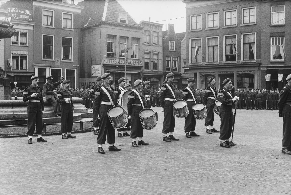De drumband van het garnizoen met hun nieuwe instrumenten, geschonken door de burgerij van Gorinchem, opgesteld op de Grote Markt in 1951