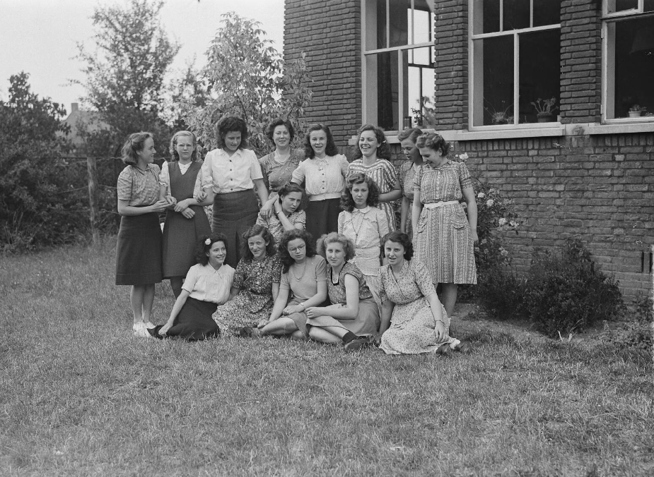 De Nijverheidsschool voor Meisjes aan de Emmastraat in 1949