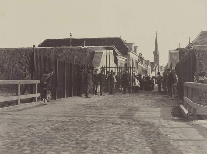De Arkelstraat met vaste brug, barrière en vaste hekwerken aan de Arkelpoort in 1890