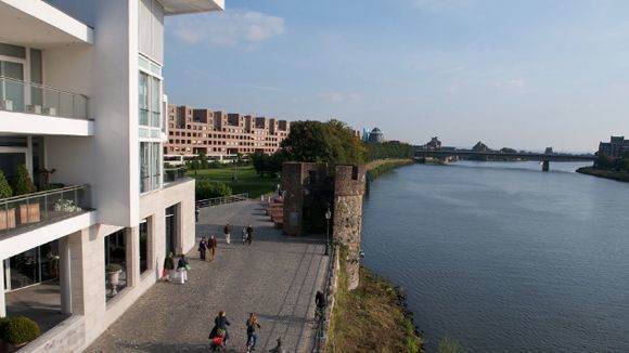 Maastricht Het pad langs de rechter Maas-oever leent zich voor een rustige zondag-wandeling en is de aanlooproute naar het Bonnefanten Museum en Centre Céramique