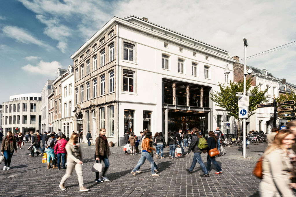 Met het project Mosae Forum zorgen we dat de Maas weer onderdeel uitmaakt van de totaalbeleving van Maastricht. Het project anticipeert op de trend van schaalvergroting in de retail, met respect voor de historische kwaliteiten van de stad. In onze mixed function benadering is ruimte voor een parkeergarage, retail, horeca, appartementen en gemeentelijke kantoren. Het autovrij maken van de Markt zorgt voor een aangenamer verblijfsklimaat waardoor, mede dankzij de realisatie van Entre-Deux, een nieuwe route is gevormd in de stad.