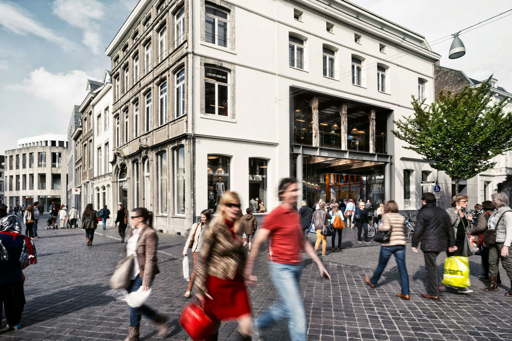 Met het project Mosae Forum zorgen we dat de Maas weer onderdeel uitmaakt van de totaalbeleving van Maastricht. Het project anticipeert op de trend van schaalvergroting in de retail, met respect voor de historische kwaliteiten van de stad. In onze mixed function benadering is ruimte voor een parkeergarage, retail, horeca, appartementen en gemeentelijke kantoren. Het autovrij maken van de Markt zorgt voor een aangenamer verblijfsklimaat waardoor, mede dankzij de realisatie van Entre-Deux, een nieuwe route is gevormd in de stad.