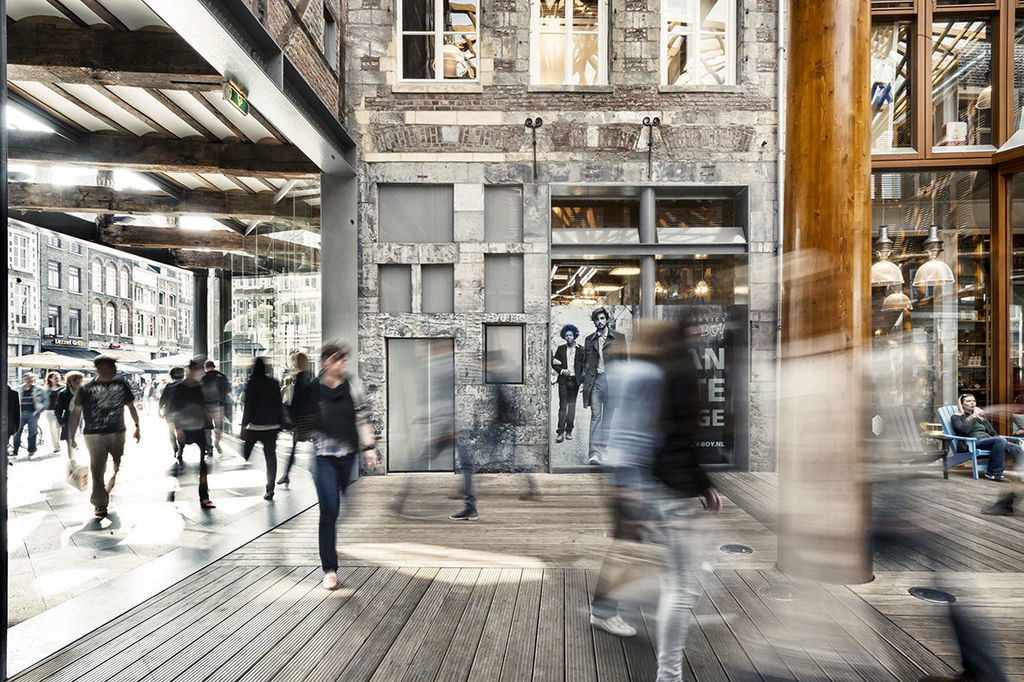 Met het project Mosae Forum zorgen we dat de Maas weer onderdeel uitmaakt van de totaalbeleving van Maastricht. Het project anticipeert op de trend van schaalvergroting in de retail, met respect voor de historische kwaliteiten van de stad. In onze mixed function benadering is ruimte voor een parkeergarage, retail, horeca, appartementen en gemeentelijke kantoren. Het autovrij maken van de Markt zorgt voor een aangenamer verblijfsklimaat waardoor, mede dankzij de realisatie van Entre-Deux, een nieuwe route is gevormd in de stad.