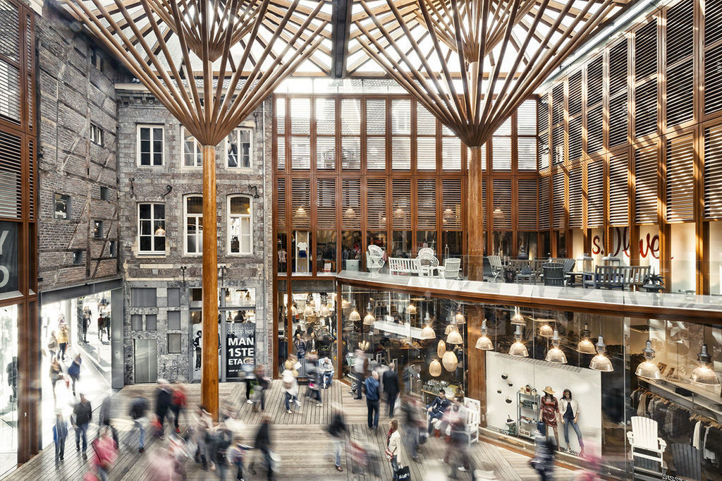Met het project Mosae Forum zorgen we dat de Maas weer onderdeel uitmaakt van de totaalbeleving van Maastricht. Het project anticipeert op de trend van schaalvergroting in de retail, met respect voor de historische kwaliteiten van de stad. In onze mixed function benadering is ruimte voor een parkeergarage, retail, horeca, appartementen en gemeentelijke kantoren. Het autovrij maken van de Markt zorgt voor een aangenamer verblijfsklimaat waardoor, mede dankzij de realisatie van Entre-Deux, een nieuwe route is gevormd in de stad.