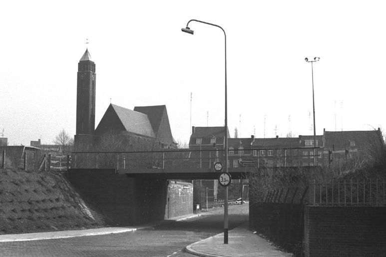Maastricht: Fort Willemweg met spoor en St. Hubertuskerk in1970
