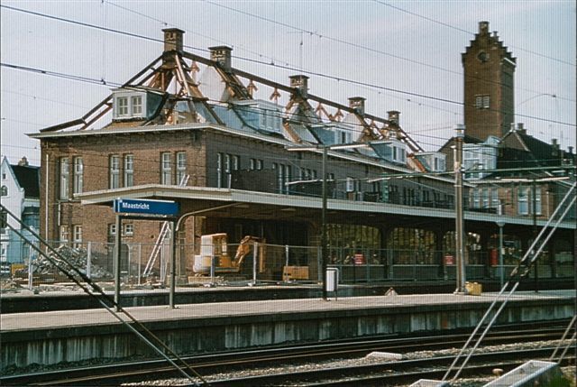 Maastricht: Station Maastricht 2005 Sloop van een deel van het oude station om zo plaats te maken voor de nieuwe hal