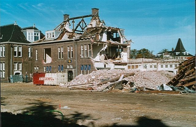 Maastricht: Station Maastricht 2005 Sloop van een deel van het oude station om zo plaats te maken voor de nieuwe hal