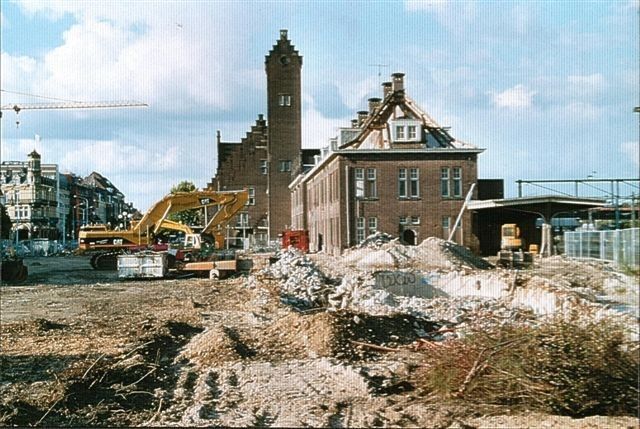 Maastricht: Station Maastricht 2005 Sloop van een deel van het oude station om zo plaats te maken voor de nieuwe hal