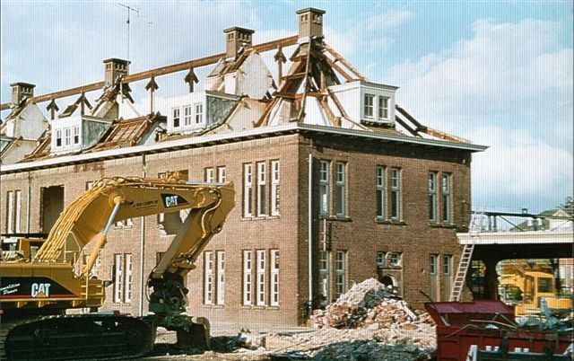 Maastricht: Station Maastricht 2005 Sloop van een deel van het oude station om zo plaats te maken voor de nieuwe hal