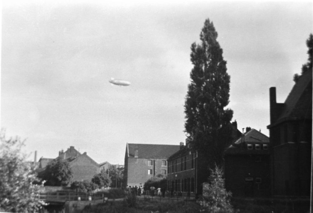 Maastricht: Voedingskanaalweg met Zeppelin ±1937