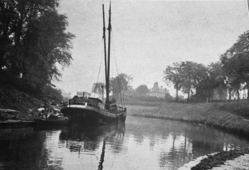 Maastricht: Zuid Willemsvaart nabij de villa van baron Ceres – 1930