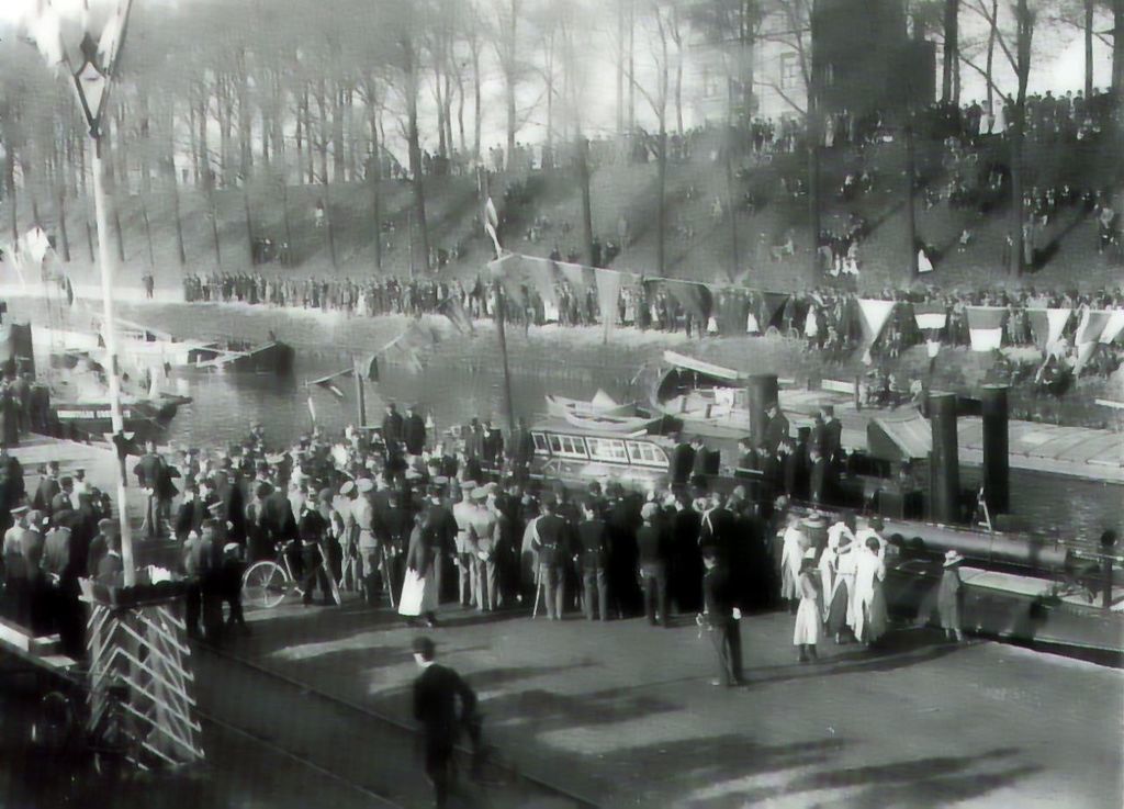 Maastricht: Militaire schepen in de Zuid Willemsvaart in 1914