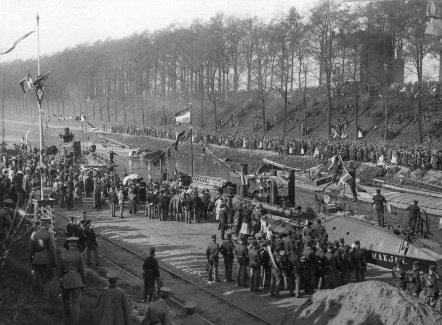 Maastricht: Militaire schepen in de Zuid Willemsvaart in 1914