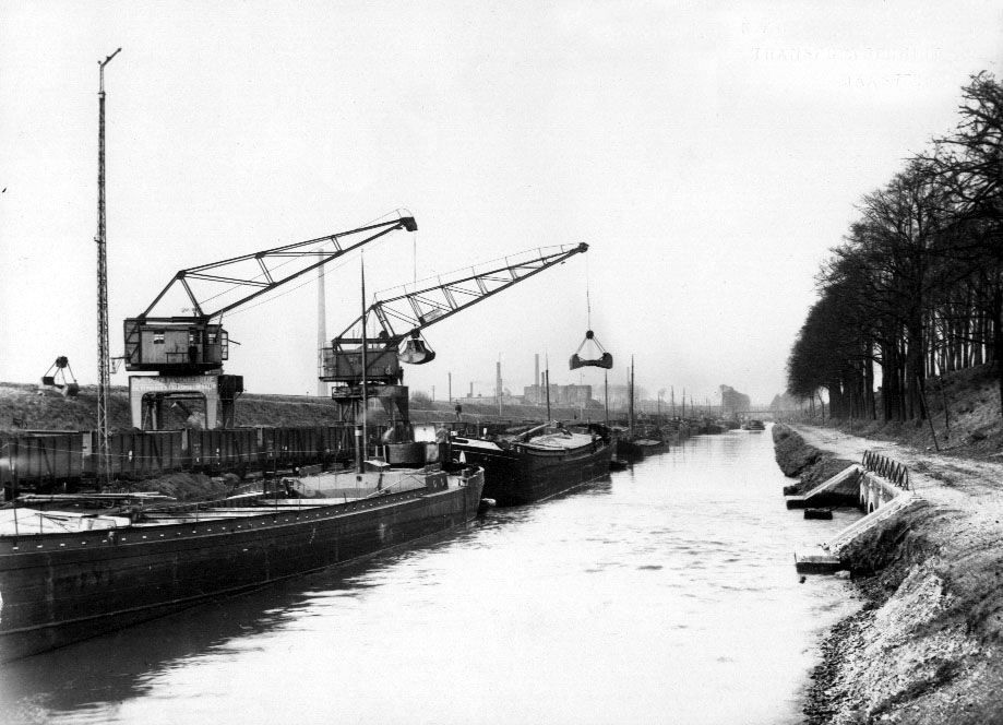 Maastricht: Schepen worden geladen in de Zuid Willemsvaart omstreeks 1917