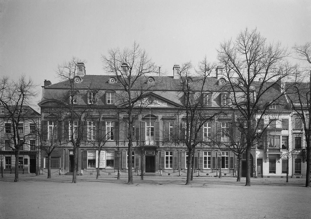 Maastricht: Het Vrijthof nummer 47 in 1917 toen daar het politiebureau was gevestigd.(Geheugen van NL)