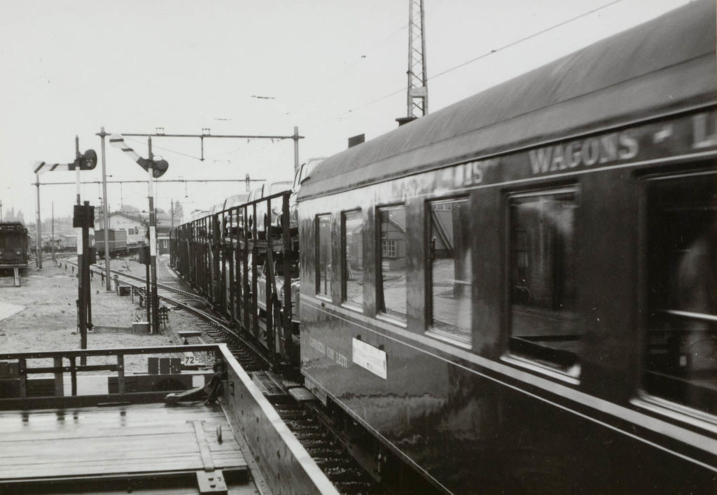 Maastricht: De Autoslaaptrein arriveert op het station van Maastricht in 1960(Geheugen van NL)