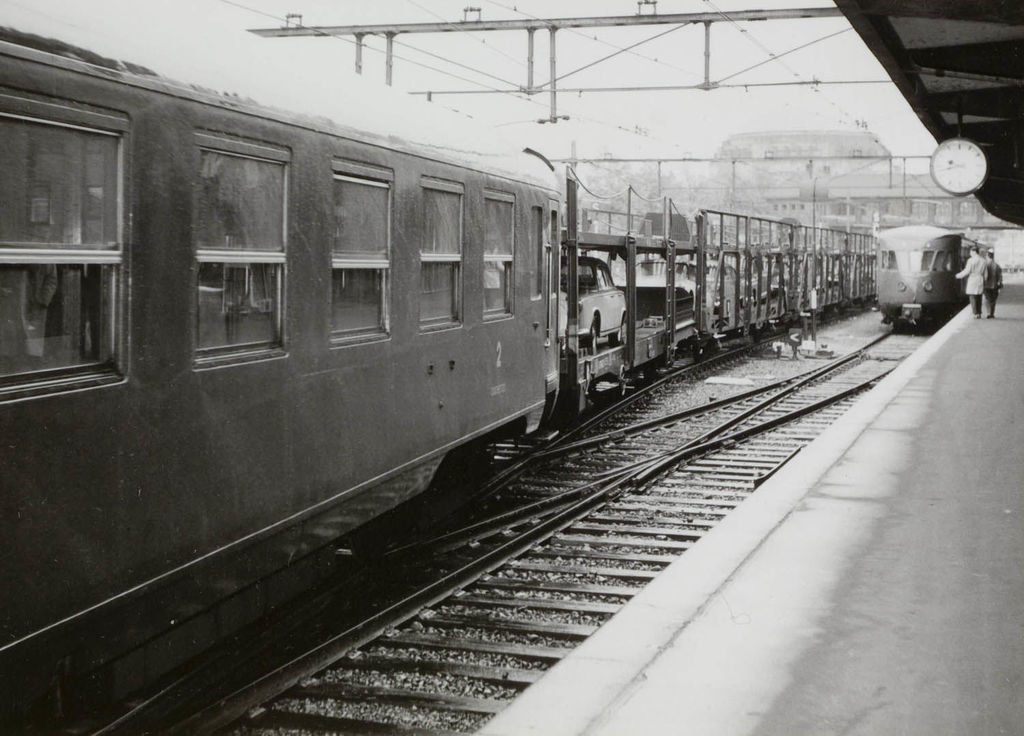 Maastricht: De Autoslaaptrein arriveert op het station van Maastricht in 1960(Geheugen van NL)