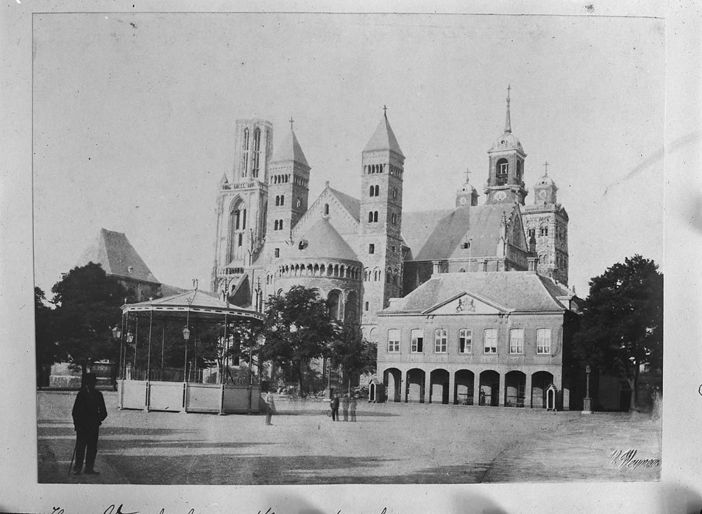 Maastricht: Het Vrijthof met op de voorgrond een muziektent en daar achter Sint Servaas, Sint Jan en Hoofdwacht in 1913(Geheugen van NL)