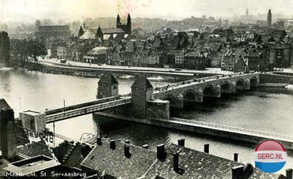 Maastricht: De Sint Servaasbrug met uitzicht op Maastricht 1948
