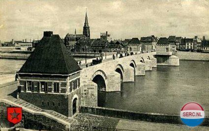 Maastricht: De Sint Servaasbrug met uitzicht op Wijck 1946