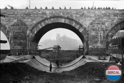 Maastricht: De Sint Servaasbrug tijdens de restauratie in 1932