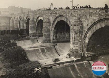 Maastricht: De Sint Servaasbrug tijdens de restauratie in 1932