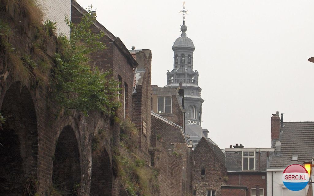 Maastricht: Resten van de oude stadsmuur bij de Markt gelegen langs de Grote Gracht